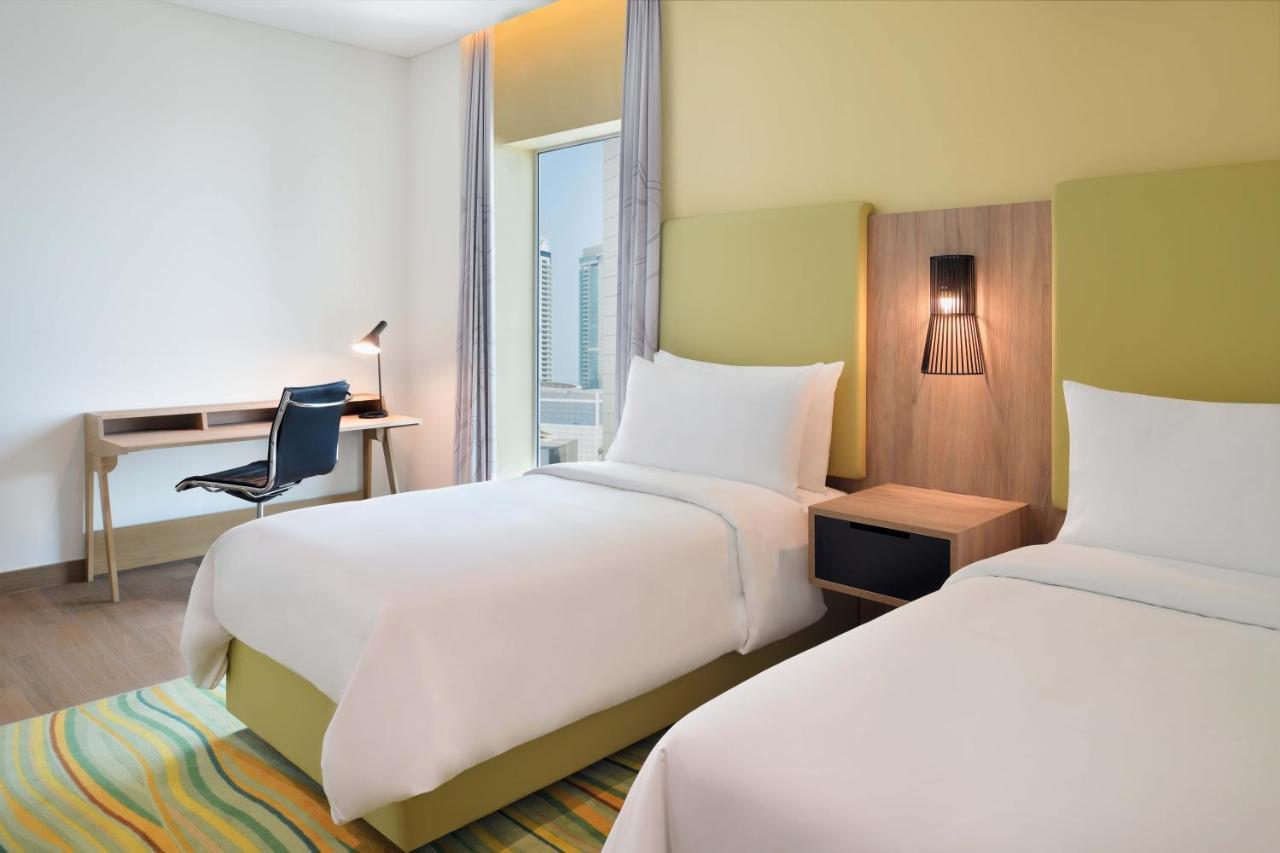 Element By Westin City Center Doha Ngoại thất bức ảnh A room at the Holiday Inn Express in Dubai